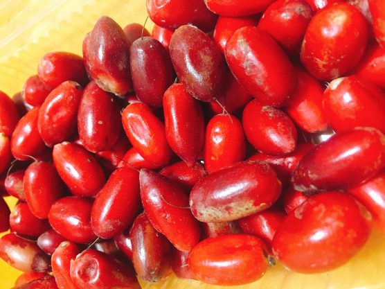 酸いを甘いに変えるミラクルフルーツの生果実を実食!食べ合わせ抜群の