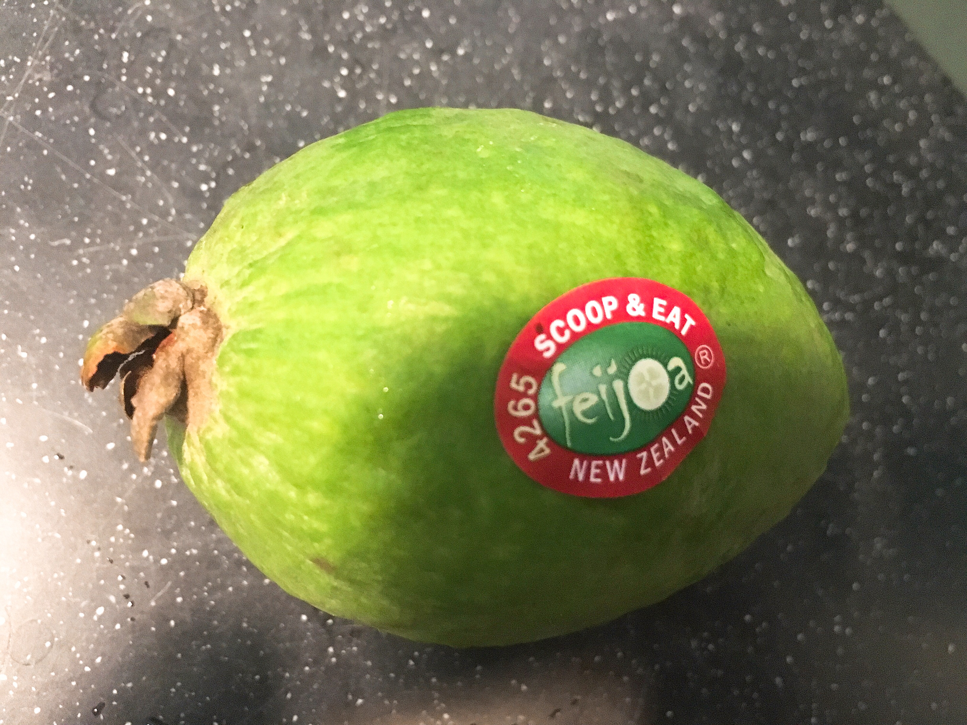 フェイジョア Feijoa というフルーツの味 栄養価 食べ方 食べ頃を紹介